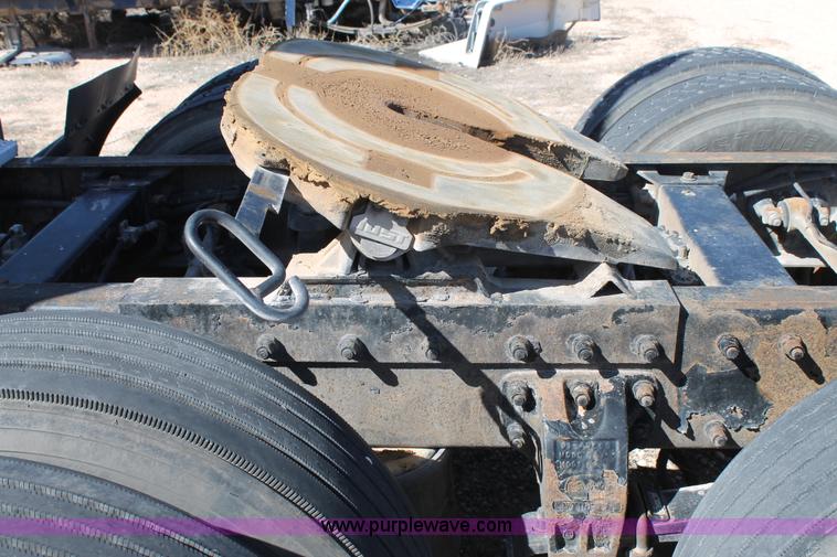 image for item H1581 2001 Peterbilt 387 semi truck