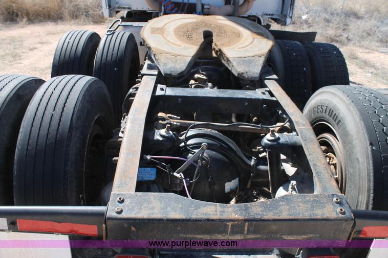 image for item H1581 2001 Peterbilt 387 semi truck