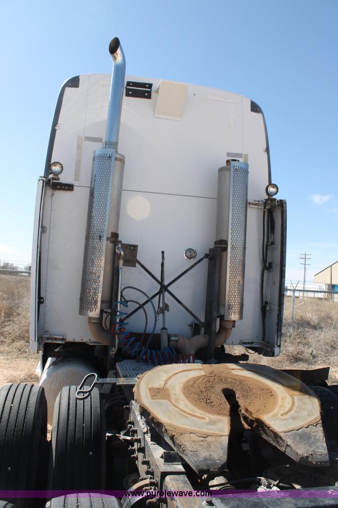 image for item H1581 2001 Peterbilt 387 semi truck