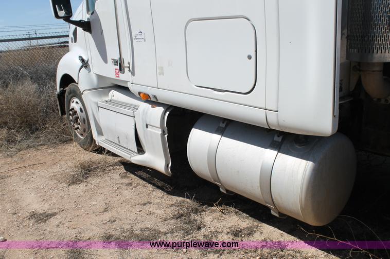image for item H1581 2001 Peterbilt 387 semi truck