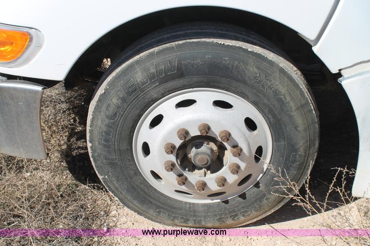 image for item H1581 2001 Peterbilt 387 semi truck