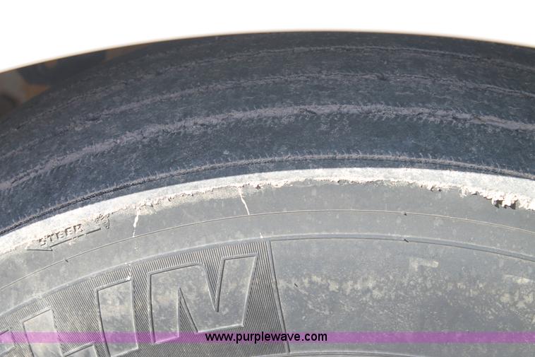 image for item H1581 2001 Peterbilt 387 semi truck