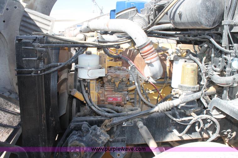 image for item H1581 2001 Peterbilt 387 semi truck