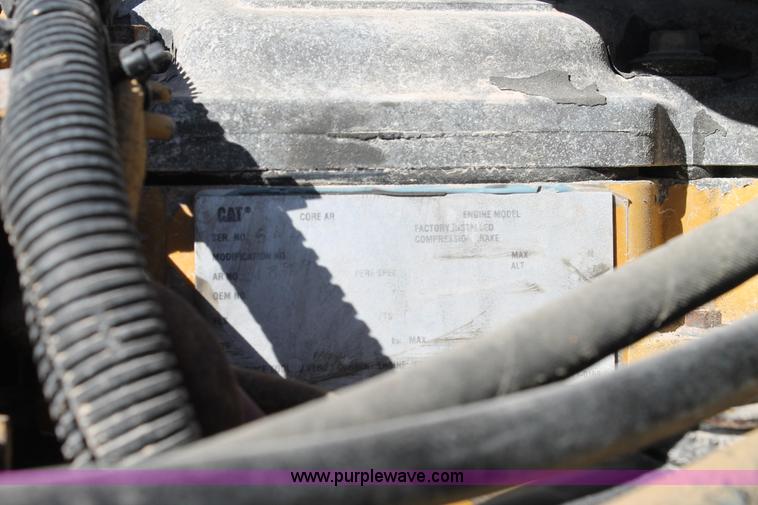 image for item H1581 2001 Peterbilt 387 semi truck