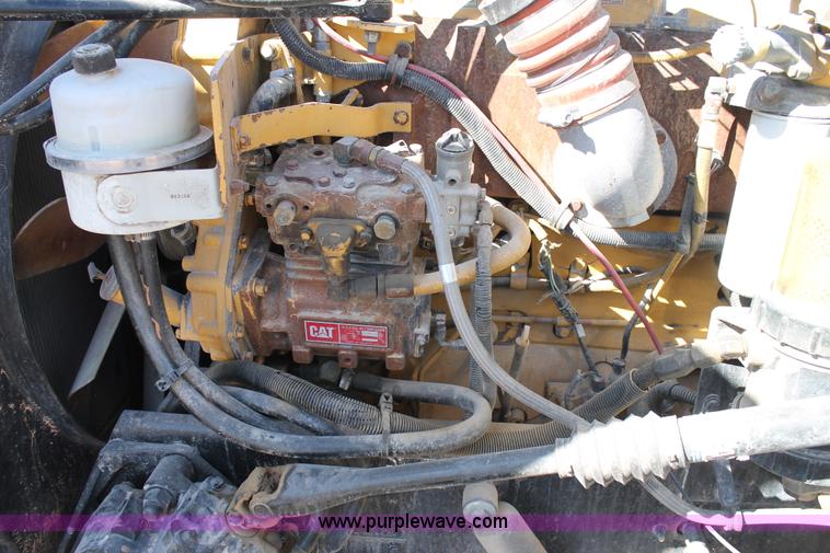 image for item H1581 2001 Peterbilt 387 semi truck