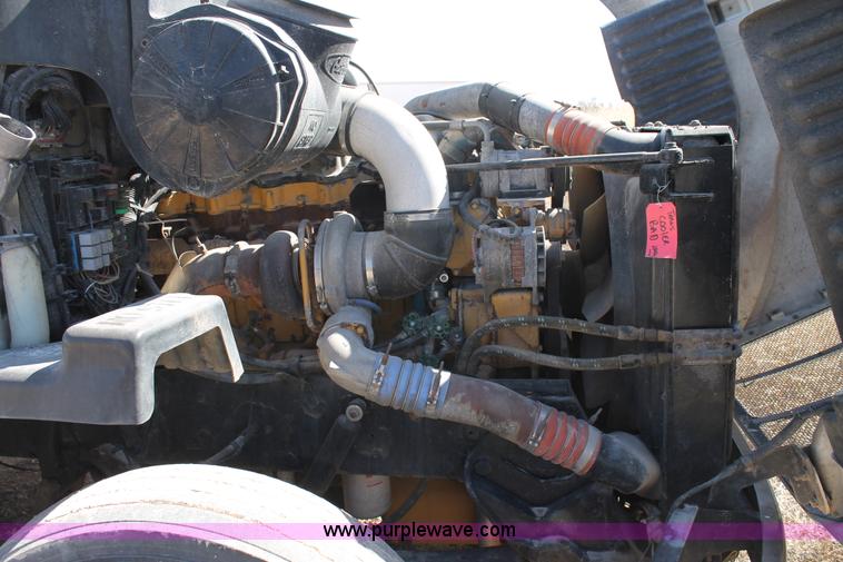 image for item H1581 2001 Peterbilt 387 semi truck