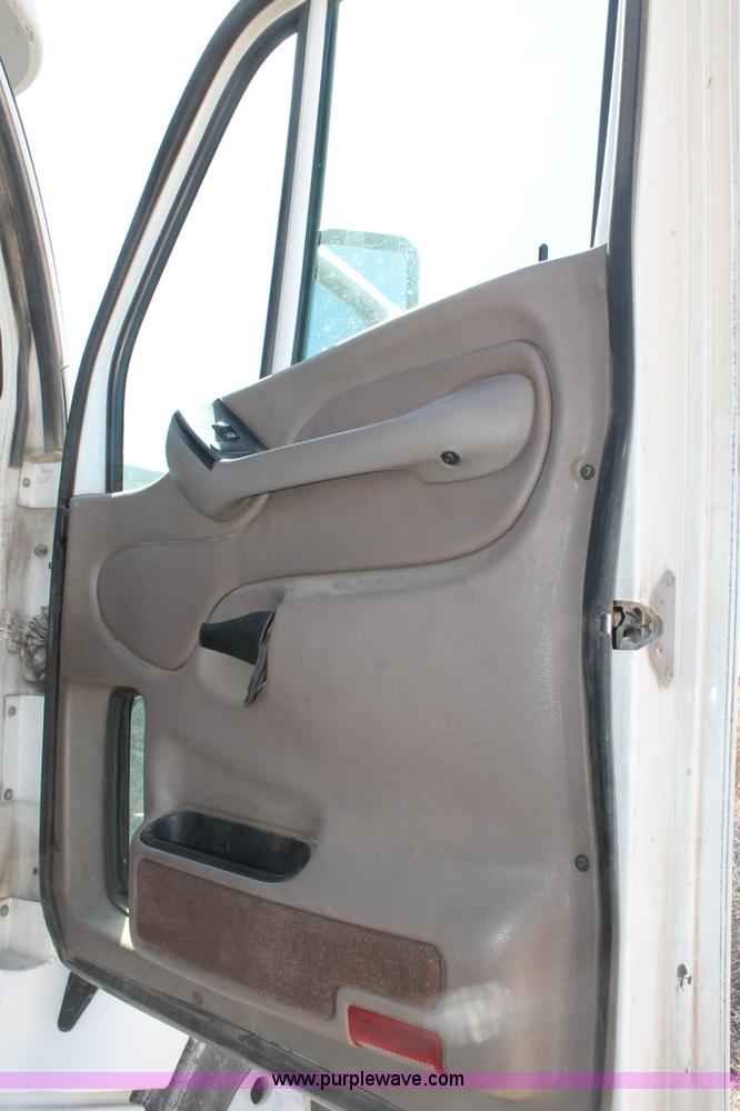 image for item H1581 2001 Peterbilt 387 semi truck