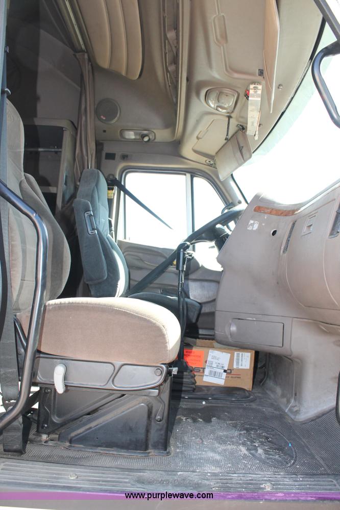 image for item H1581 2001 Peterbilt 387 semi truck