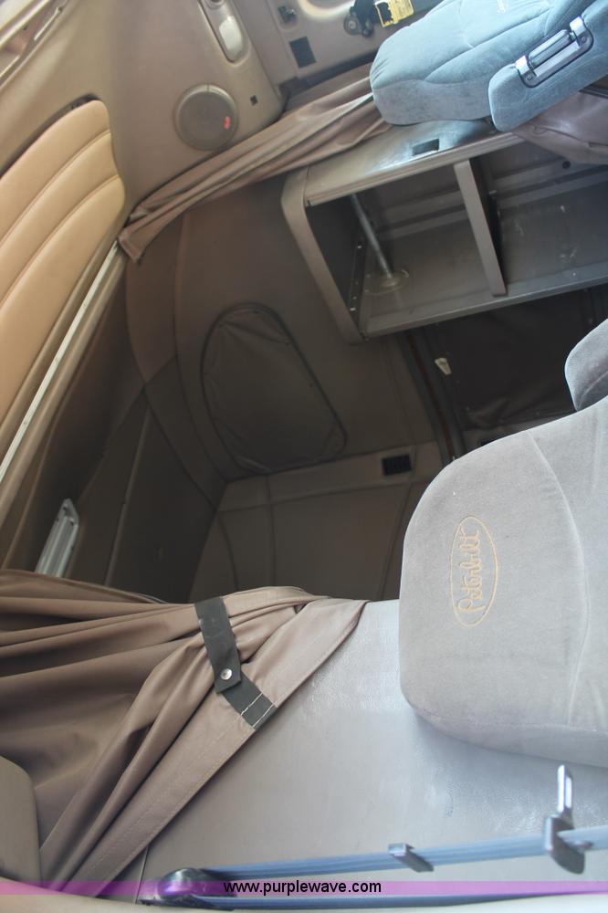 image for item H1581 2001 Peterbilt 387 semi truck