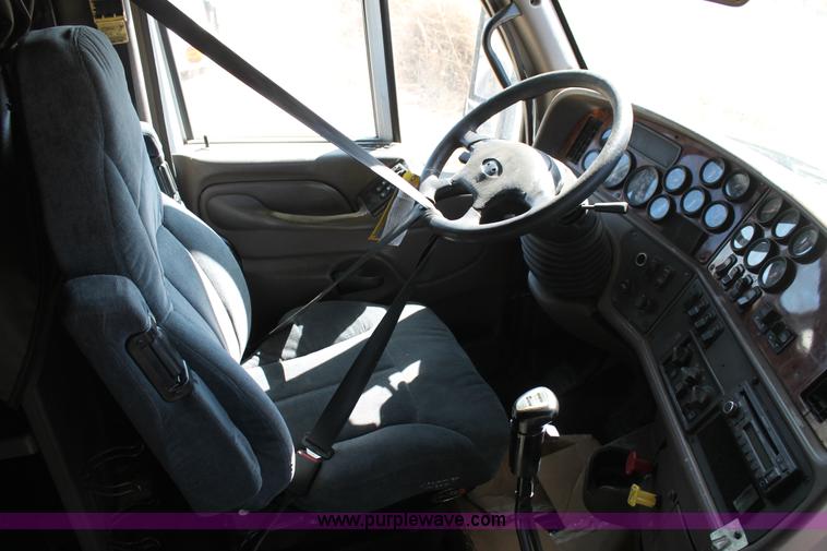 image for item H1581 2001 Peterbilt 387 semi truck
