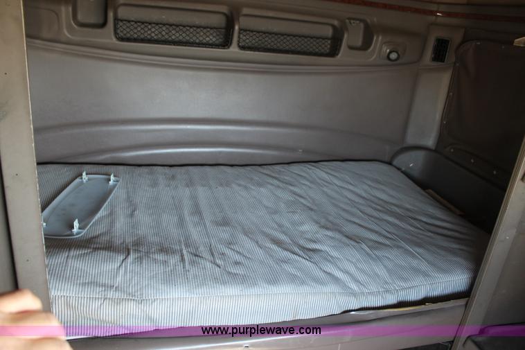 image for item H1581 2001 Peterbilt 387 semi truck