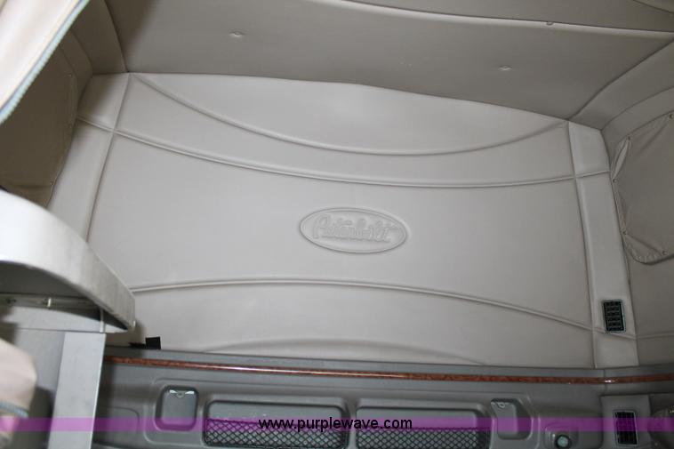 image for item H1581 2001 Peterbilt 387 semi truck