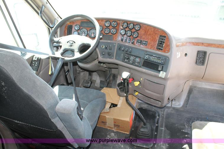 image for item H1581 2001 Peterbilt 387 semi truck