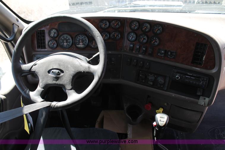 image for item H1581 2001 Peterbilt 387 semi truck