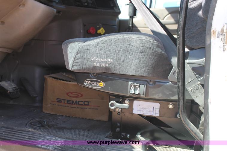 image for item H1581 2001 Peterbilt 387 semi truck