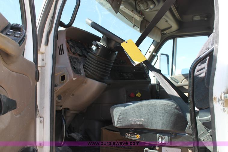 image for item H1581 2001 Peterbilt 387 semi truck