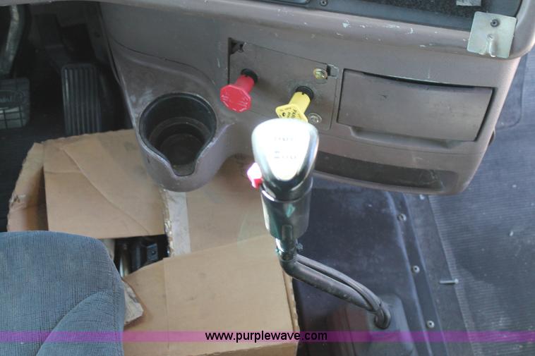 image for item H1581 2001 Peterbilt 387 semi truck