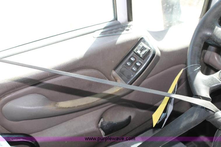 image for item H1581 2001 Peterbilt 387 semi truck