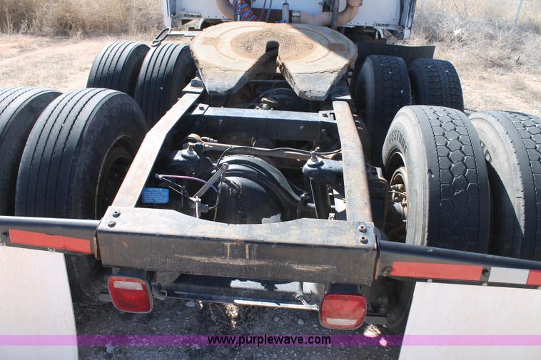 image for item H1581 2001 Peterbilt 387 semi truck