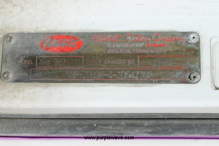 image for item H1581 2001 Peterbilt 387 semi truck