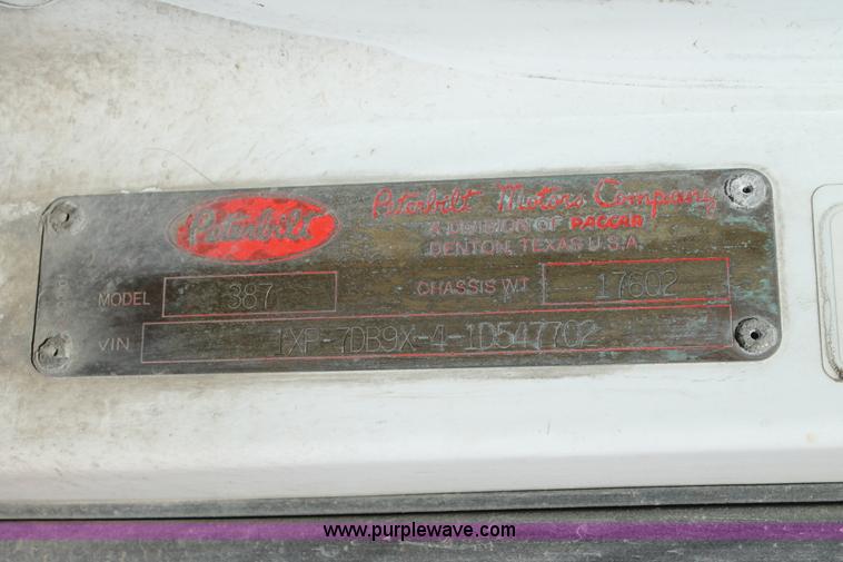 image for item H1581 2001 Peterbilt 387 semi truck