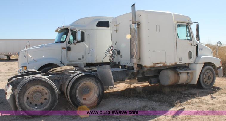 image for item H1582 2003 Freightliner Century 120 truck tractor