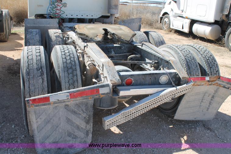 image for item H1582 2003 Freightliner Century 120 truck tractor