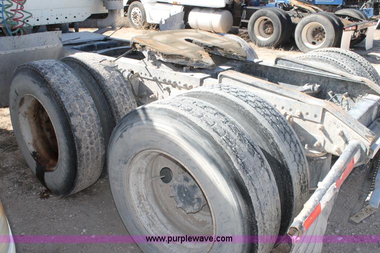 image for item H1582 2003 Freightliner Century 120 truck tractor