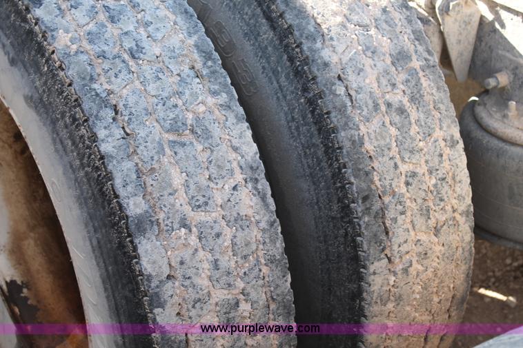 image for item H1582 2003 Freightliner Century 120 truck tractor