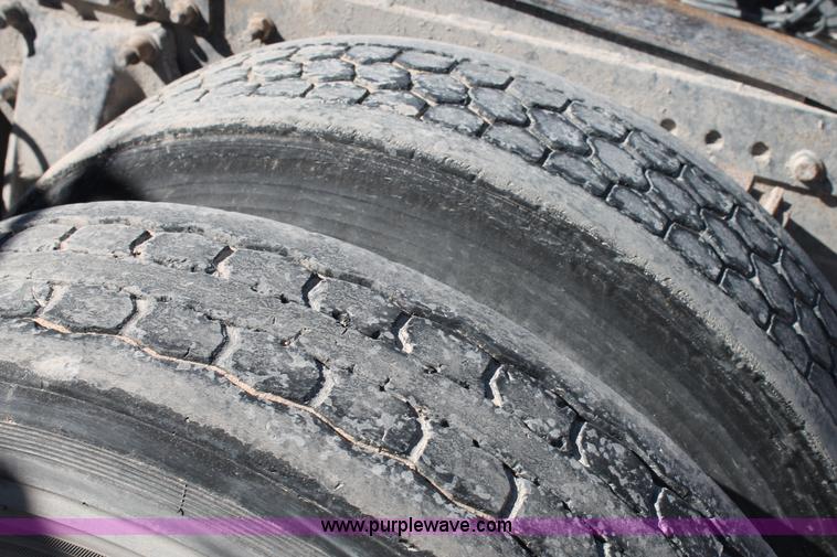 image for item H1582 2003 Freightliner Century 120 truck tractor