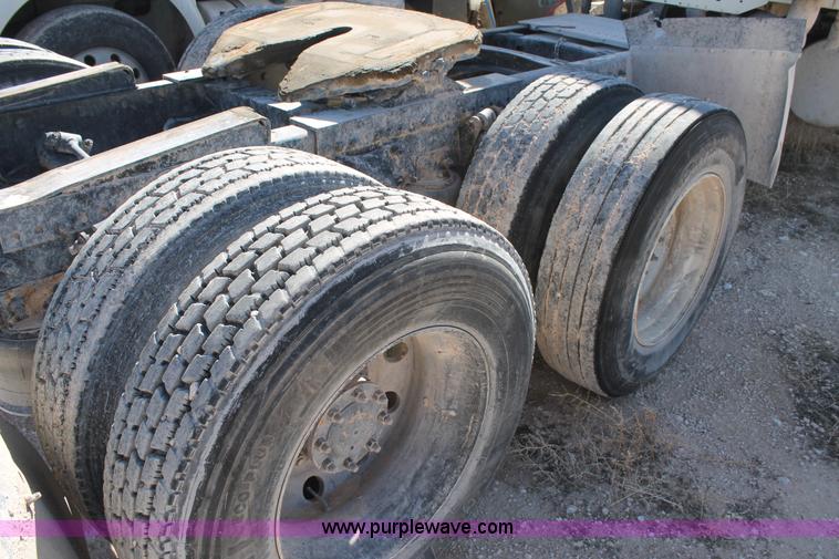 image for item H1582 2003 Freightliner Century 120 truck tractor