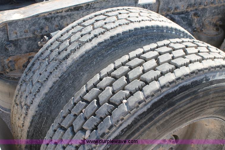 image for item H1582 2003 Freightliner Century 120 truck tractor