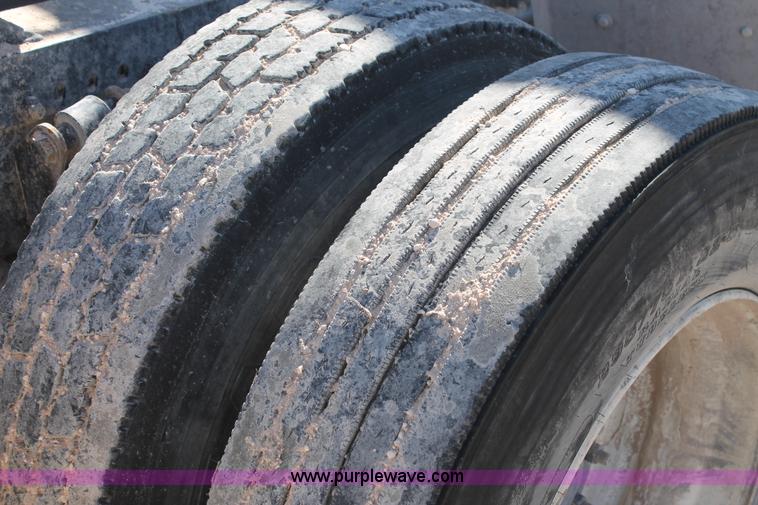 image for item H1582 2003 Freightliner Century 120 truck tractor