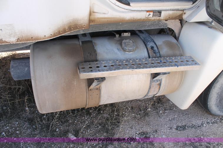 image for item H1582 2003 Freightliner Century 120 truck tractor