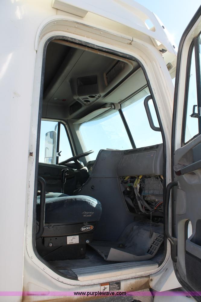image for item H1582 2003 Freightliner Century 120 truck tractor
