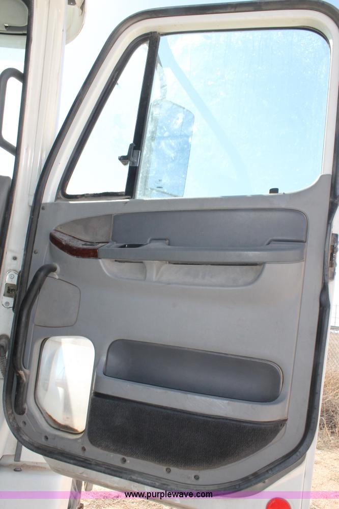 image for item H1582 2003 Freightliner Century 120 truck tractor