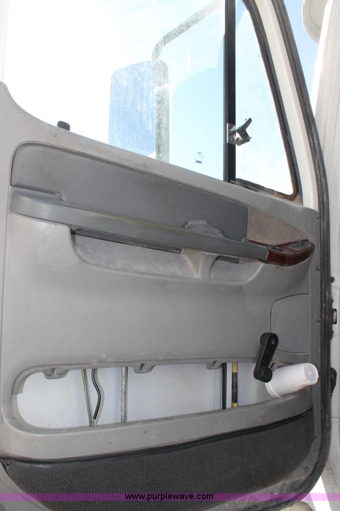 image for item H1582 2003 Freightliner Century 120 truck tractor