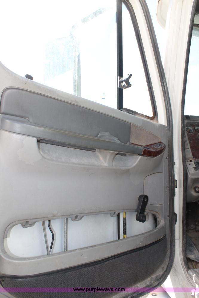 image for item H1582 2003 Freightliner Century 120 truck tractor