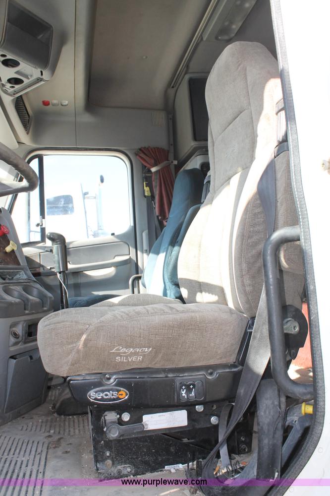 image for item H1582 2003 Freightliner Century 120 truck tractor