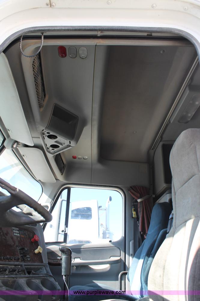 image for item H1582 2003 Freightliner Century 120 truck tractor