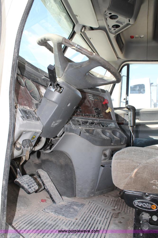 image for item H1582 2003 Freightliner Century 120 truck tractor