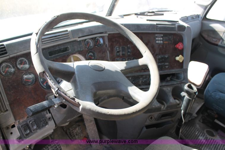 image for item H1582 2003 Freightliner Century 120 truck tractor