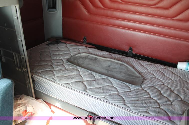 image for item H1582 2003 Freightliner Century 120 truck tractor