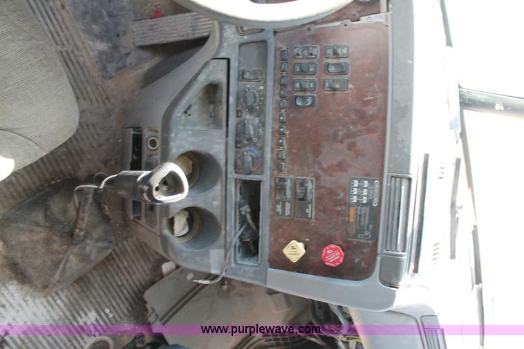 image for item H1582 2003 Freightliner Century 120 truck tractor