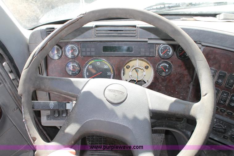 image for item H1582 2003 Freightliner Century 120 truck tractor