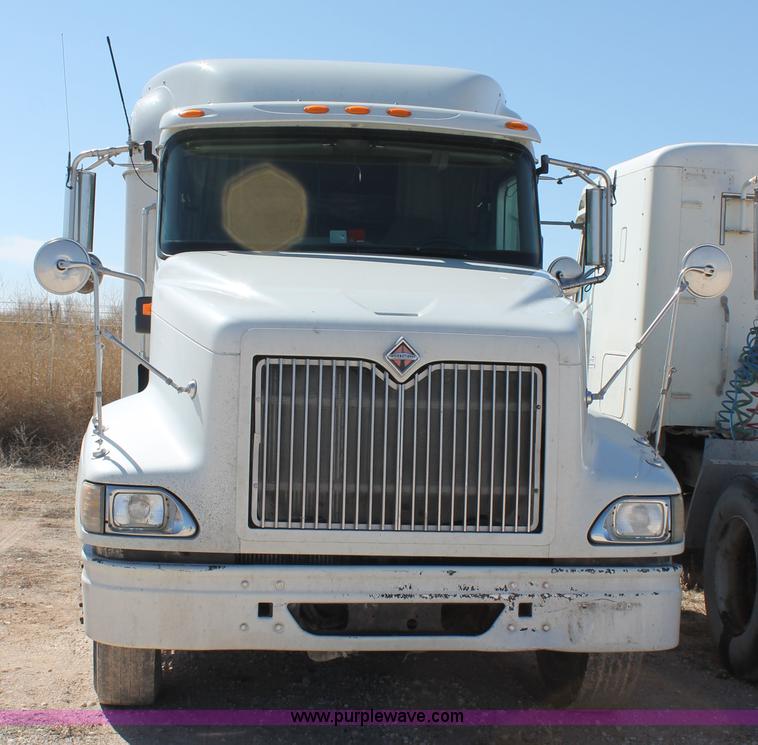 image for item H1583 2007 International 9400i semi truck