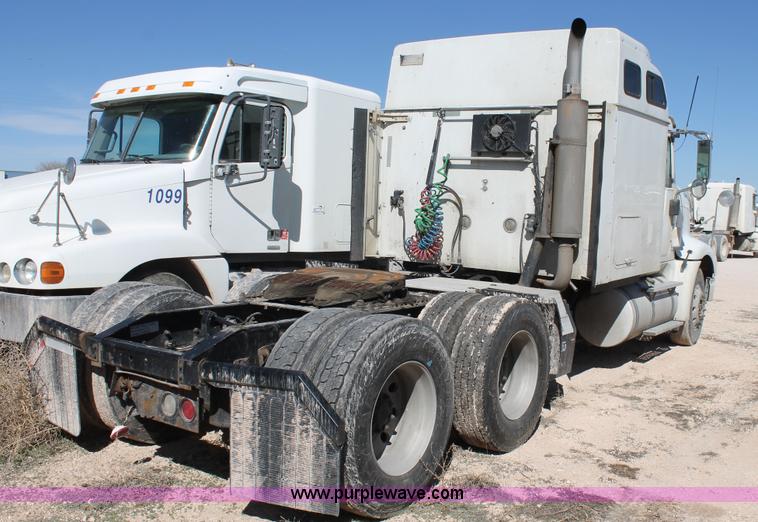 image for item H1583 2007 International 9400i semi truck