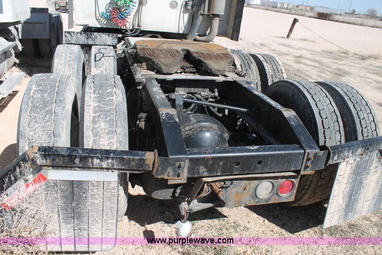 image for item H1583 2007 International 9400i semi truck