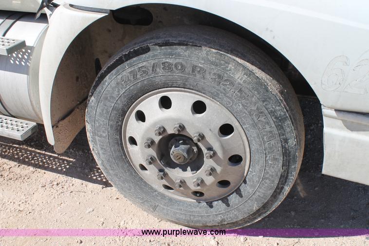 image for item H1583 2007 International 9400i semi truck