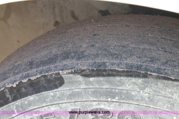 image for item H1583 2007 International 9400i semi truck